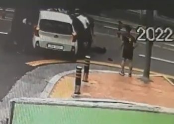 승용차에 깔린 7세 남아 몰려온 시민들이 구조