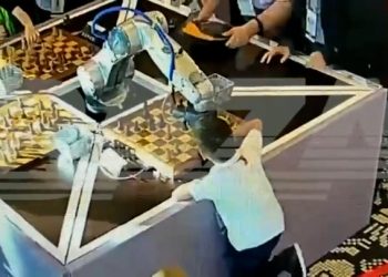 체스 시합 로봇, 상대 어린이 손가락 부러뜨려..로봇의 승부욕?