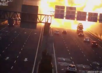 中 고속도로 트럭 폭발… 도로 화염에(영상)