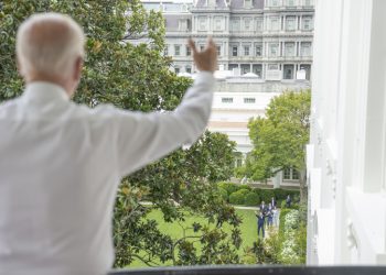 ‘격리’ 바이든 멀리서 최태원 회장과 손인사까지