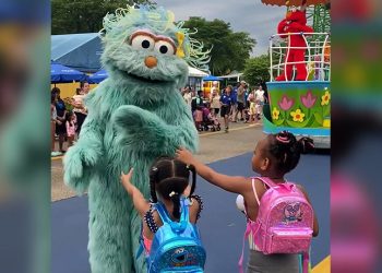 “세서미 캐릭터가 인종차별’…흑인소녀 아빠 2500만달러 소송