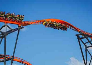 식스플래그 롤러코스터 타다 휴대폰 얼굴 강타 날벼락