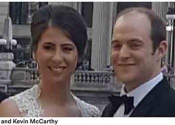 “미국 오열” 2살 아들 살리려 온몸으로 총 막은 피투성이 아빠 총격현장서 숨져