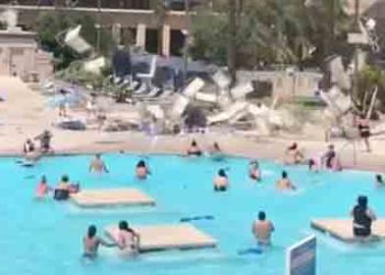 라스베가스호텔  수영장 ‘더스트 데블’ 돌풍 몰아쳐 소동(영상)