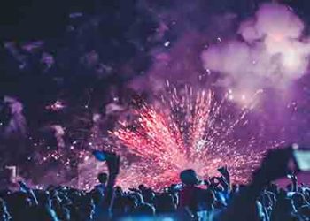 LA서 집 앞마당 불꽃놀이 남성 사망