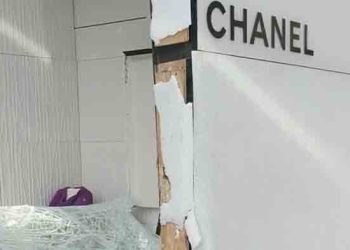 간 큰 떼강도들, 차량으로 샤넬 매장 뚫고 침입 싹쓸이