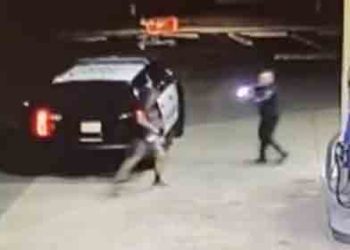 온타리오 주유소 무장강도, 경찰에 대항하다 경찰 총 맞고 사망(영상)