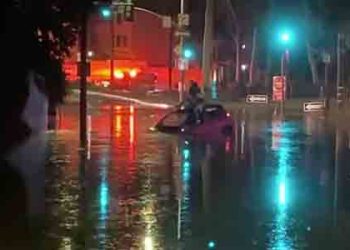 할리웃 수도관 파열 물난리..고립된 여성 2명 구조