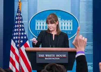 바이든 지지율 하락 탓?…백악관 공보국장 사의