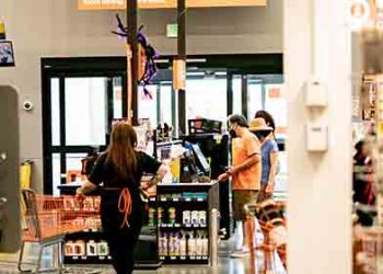 “좀 떨어지라고” 갑자기 머리 채 잡고 폭행..LA 홈디포 매장서