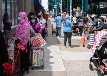 “무료 배급 없인 끼니 해결 못해”  푸드뱅크 줄 서는 미국인들