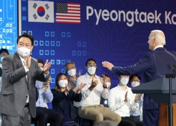 고래 싸움에 새우등 터지는 한국…제 2 사드 사태 우려