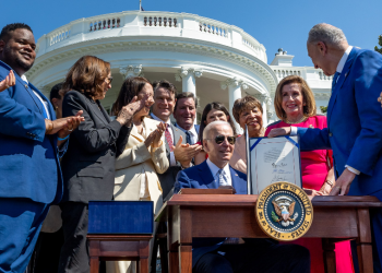 바이든, 반도체과학법 서명…”반도체 미국서 만들어야 “