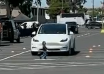 테슬라 자율주행, 마네킹 인식못하고 충돌(영상)