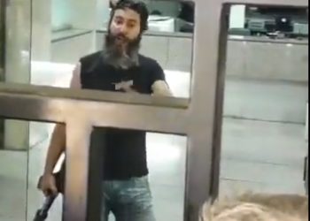 인질극 벌인 끝에 예금 인출 성공..레바논 영웅됐다(영상)