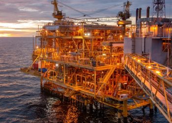 엇갈린 석유 수요 전망…IEA “늘어난다” vs OPEC “줄어든다”