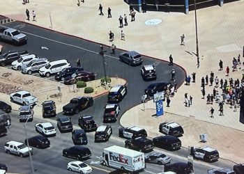 “내 자식 구하겠다” 봉쇄 학교진입 부모들 테이저건 맞아