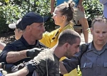 루슈디 공격범, 살인미수 혐의 기소…”10차례 흉기에 찔려”