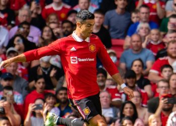 호날두 왜 이러나..팬 휴대전화 패대기, 경찰 주의처분