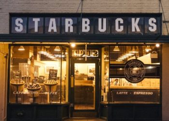 법원 “스타벅스 노조 관련 해고된 바리스타 복직시켜야”