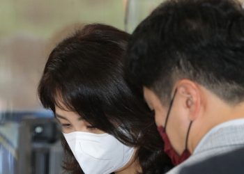 ‘법인카드 유용의혹’ 이재명 부인, 조율 2주만에 경찰 출석