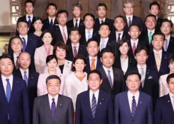 기시다 내각 지지율 급락 자민당 “심장 멎을 듯”