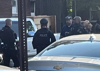 디트로이트서  장소 옮겨가며 마구잡이 총기 난사