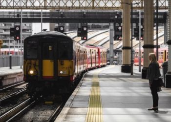 길가던 여성 철로 위로 당기다 자신이 열차에 치여