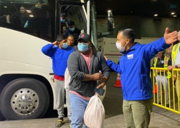 텍사스, 버스로 이민자 7600명 뉴욕에 떠넘겨..”긴장상태”