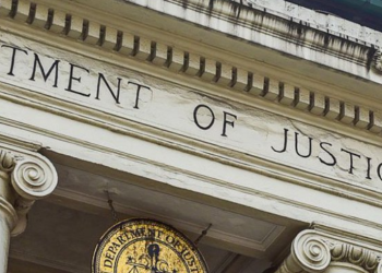 법무부, “트럼프, 100건의 비밀문건 ‘고의로’ 숨겨”