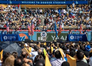 다저스 구장서 대규모 시민권 선서식…이민자 2100명 시민권