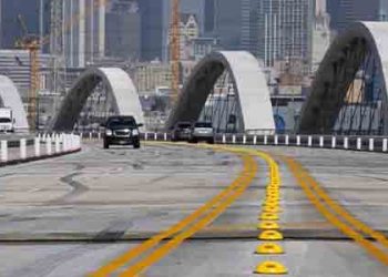 LA시 골칫거리 전락  6가 다리에 요철 설치