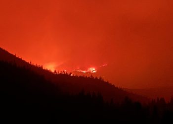캘리포니아 올 최대 산불 ‘매키니’, 지역 잿더미..물난리 동부선 26명 사망, 37명 실종