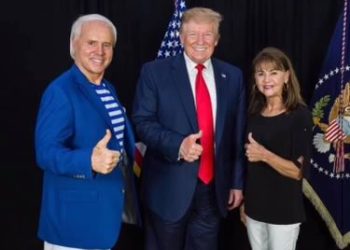 트럼프, 기밀문서 700쪽 분량 자택으로 가져가…기소 가능