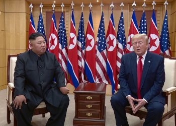 “트럼프, 백악관서 김정은 위원장 서한  빼돌려”