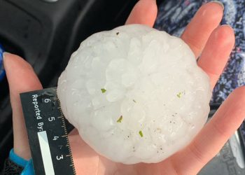 야구공만한 초대형 우박 17분간 폭격..차창까지 뚫고 들어와