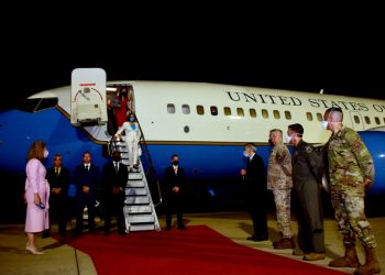 한국 방문 펠로시 의전 논란…한국측 공항 영접자 아무도 없어