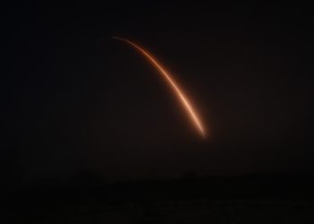 미 공군, 캘리포니아서 ICBM 시험 발사