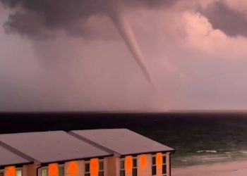 플로리다 거대 물기둥 용솟음 현상 ‘바다 토네이도'(영상)