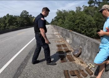 미국서 자석낚시 인기몰이…자전거·총기 등 금속폐기물 낚아