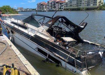시동 거는 순간 ‘펑’…선박 절반이 날아갔다(영상)