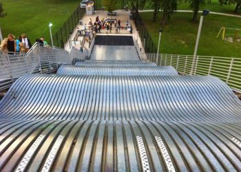 ’12m 높이에서 쿵쿵’ 거대 미끄럼틀 하루만에 폐쇄(영상)