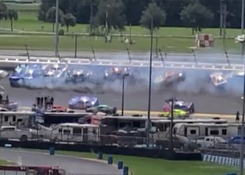 폭우 직후 자동차 경주…13대 충돌 아수라장(영상)