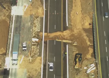 10번 프리웨이 도로 통째 유실..리버사이드 돌발홍수(영상)