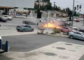 주유소 앞 과속차량 충돌 후 폭발,  6명 사망 참사(영상)