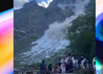 백두산서 대규모 산사태…혼비백산 관광객들 대피 소동