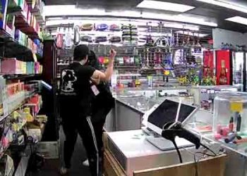 “이제 당하지만 않는다” 아시안 업주,  2인조 복면 강도 칼로 제압(영상)