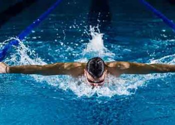 척추·관절 환자가 피해야 할 수영 영법은?