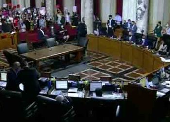 노숙자 조례안 표결 앞두고 LA시의회 시위대 난입