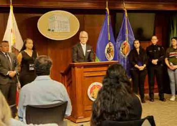 경찰 총격 살해범은 17세 소년 포함 2인조 강도